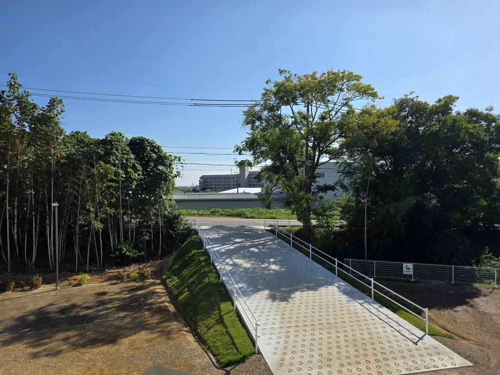 たかき苑入口と竹林